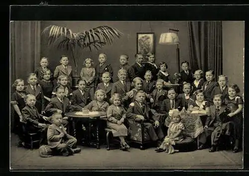 AK Schaefer's Märchenstadt Lilliput, Liliputaner, Gruppenbild