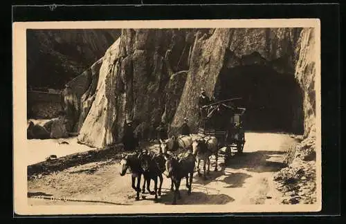 AK Das Urnerloch am Gotthard mit Postkutsche