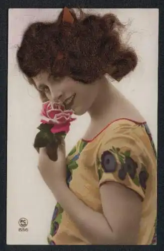 Echt-Haar-AK Junge Dame mit braunen Haaren und Rose