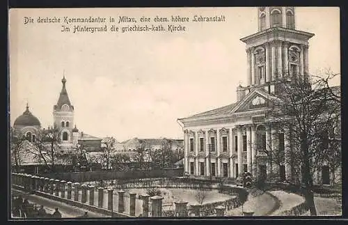 AK Mitau, Die deutsche Kommandantur, eine ehemalige höhere Lehranstalt, Im Hintergrund die griechisch-kath. Kirche