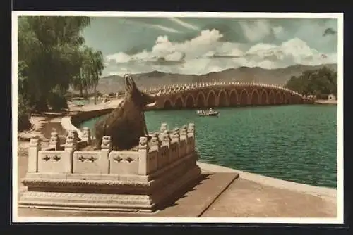 AK Peking, Statue vor einer Brücke