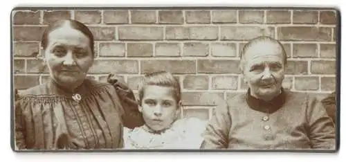 Fotografie unbekannter Fotograf und Ort, Junges Mädchen mit Mutter und Grossmutter, drei Generationen