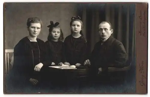 Fotografie Georg Meier, Hannover-Linden, Am Kirchengarten 2, Junges Ehepaar mit den beiden Töchtern im Sonntagsstaat