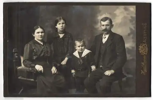 Fotografie Hans Strauss, Altötting, Schlotthammerstrasse 1, Kleiner Junge mit grosser Schwester und den Eltern