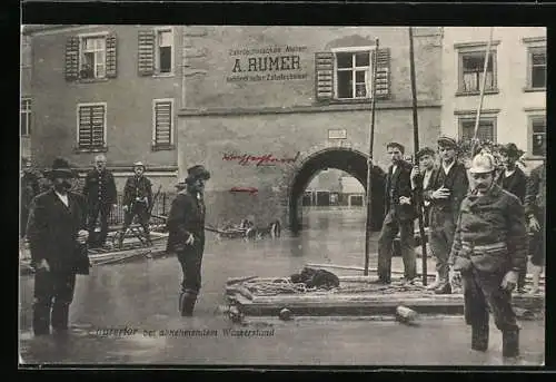 AK Feldkirch, Hochwasserkatastrophe 1910 - Feuerwehrleute und Bürger auf Flössen am Churertor bei abnehmendem Wasserstand