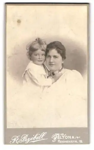Fotografie R. Przibill, Altona, Reichenstr. 18, Junge Dame im Kleid mit einem Kind