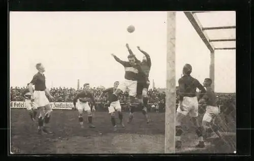 Foto-AK Fussball-Spiel, kurz vor dem Tor