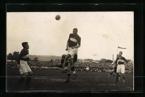 Foto-AK Fussballspieler im Sprung