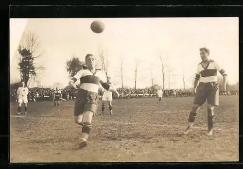 Foto-AK Fussballspieler konzentriert sich auf den Ball