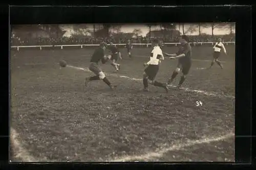 Foto-AK Während eines Fussball-Spiels auf dem Feld