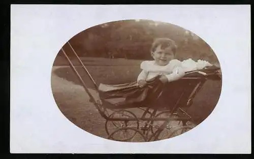 Foto-AK Kleinkind schaut glücklich aus dem Kinderwagen