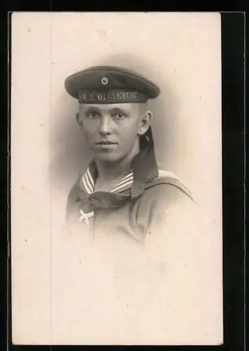 Foto-AK Heinrich Hasse in Matrosenuniform, Mützenband mit SMS Oldenburg