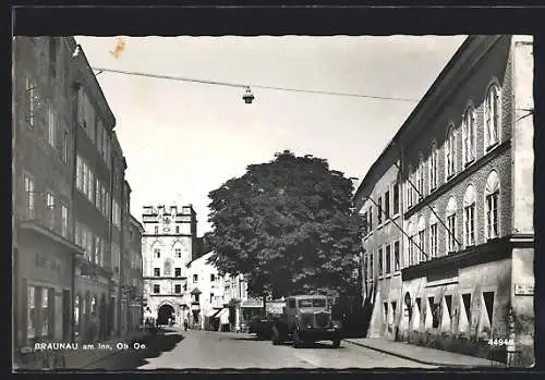 AK Braunau am Inn, Strassenpartie mit Geschäften