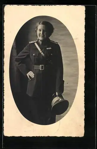 Foto-AK Frau in Uniform mit Mütze