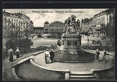 AK Basel, Strassburger Denkmal mit Bundesbahnhof, Leute