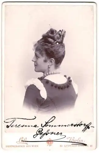 Fotografie Lili, Berlin, Schauspielerin Theresina Sommerstorff-Gessner im Rückenportrait mit Autograph
