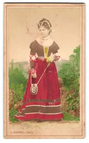 Fotografie E. Mammel, Schwäbisch Hall, hübsche junge Frau im Trachtenkleid mit Tasche, Handkoloriert