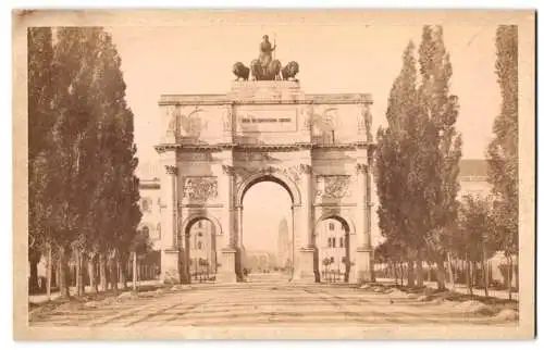 Fotografie unbekannter Fotograf, Ansicht München, das Siegestor mit Aufschrift dem Bayerischen Heere