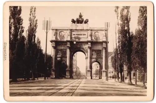 Fotografie Ferd. Finsterlin, München, Ansicht München, Blick nach dem Siegesthor mit Strassenbahngleisen, Trockenstempel