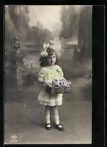 Foto-AK EAS Nr. 5113 /4: Junges Mädchen mit einem Korb voll Blumen