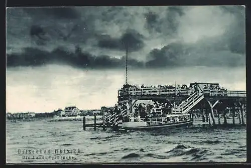 AK Ahlbeck / Ostseebad, Schiff an der Landungsbrücke