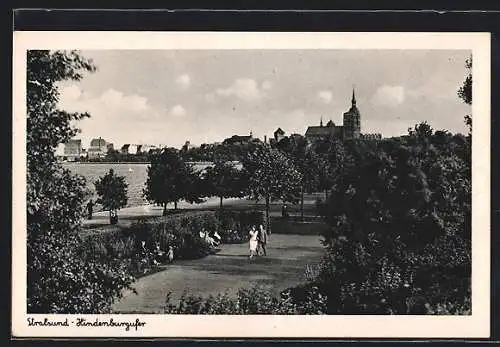 AK Stralsund, Hindenburgufer mit Stadtpanorama