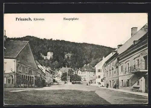 AK Friesach /Kärnten, Hauptplatz mit Brunnen und Burgblick