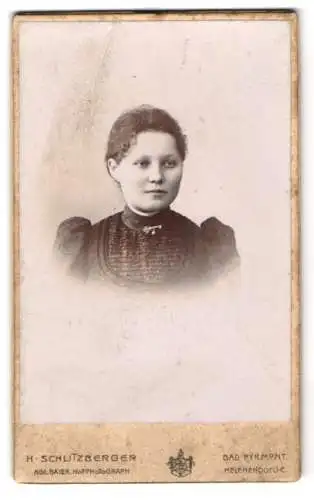 Fotografie H. Schlitzberger, Bad Pyrmont, Helenenquelle, Junge Bürgerliche in hochgeschlossenem Kleid im Portrait