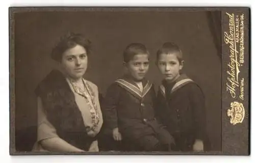 Fotografie Rudolph Conrad, Berlin, Königstr. 34-36, Mutter mit zwei Söhnen in Matrosenanzügen