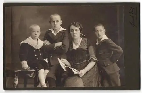 Fotografie Hanns Teich, Berlin, Petersburgerstr. 11, Willi, Fritz und Albert mit der Mutter in Sonntagsgarderobe