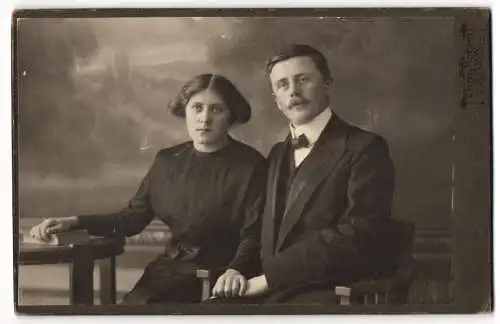 Fotografie Carl Fuchs, Calw, Marktplatz, Junger Mann im Anzug mit Fliege mit seiner Ehefrau