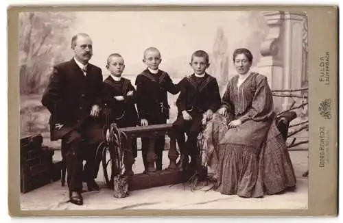 Fotografie Georg Reinecke, Fulda, Leipzigerstr. 25, Bürgerliches Ehepaar mit drei Söhnen im Matrosenkostüm