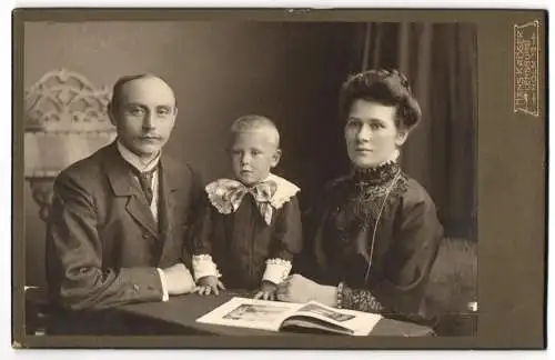 Fotografie Hans Kröger, Flensburg, Holm 12, Bürgerlicher Herr mit lichtem Haar neben Ehefrau und jungem Sohn