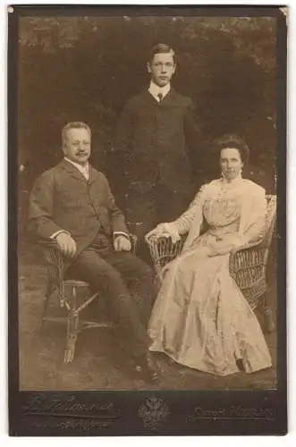 Fotografie B. Johannes, Meran, Bürgerliche Familie im Garten