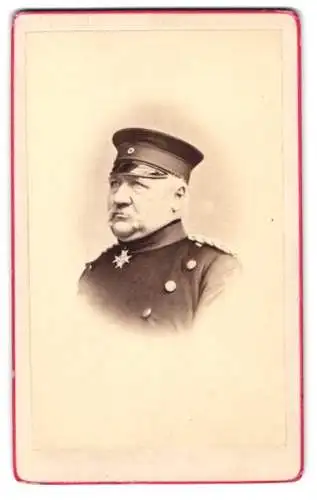 Fotografie Photographische Gesellschaft, Berlin, preuss. Generalleutnant Karl Heinrich von Wnuck in Uniform mit Orden