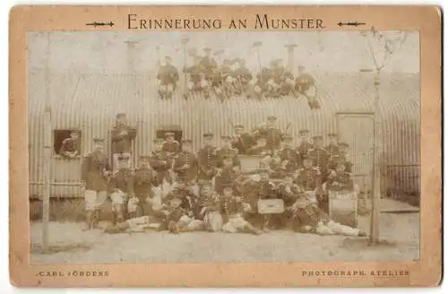 Fotografie Carl Jördens, Munster, Ansicht Munster, Soldaten in Musiker Uniform posieren vor Blechbaracke, 1903, Trommel