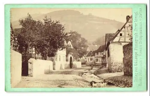 Fotografie G. G. Lange, Ansicht Bad Schwalbach, Strassenpartie im Ort mit Blick auf den Berg