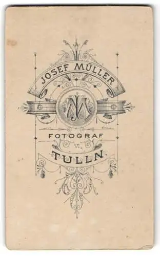 Fotografie Josef Müller, Tulln, Monogramm des Fotografen mit Jugendstil Verzierung