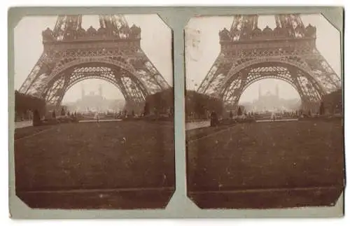 Stereo-Fotografie unbekannter Fotograf, Ansicht Paris, Blick durch die Bögen des Eifelturms, Privataufnahme