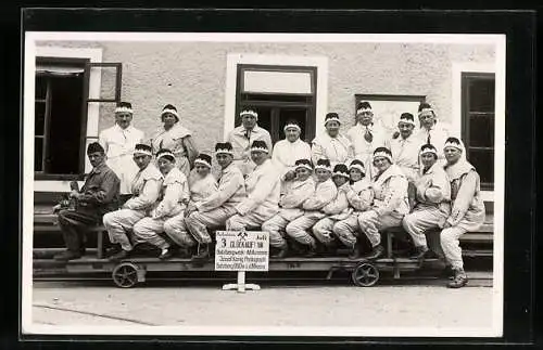 Foto-AK Alt-Aussee, Besucher auf Grubenbahn im Salzbergwerk