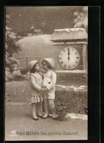 Foto-AK EAS Nr. 04909 /4: Zwei Kleine Kinder mit Wollmützen an einer Uhr im Schnee