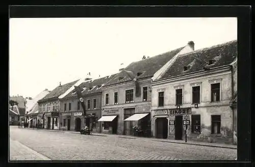 Foto-AK Wien, Fleischselcher Franz Dworak, Geschäft v. Karl Pilat, Geschäft für Liköre, Tee und Rum