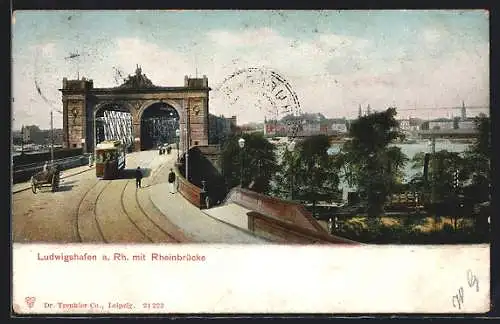 AK Ludwigshafen, Rheinbrücke mit Strassenbahn und Passanten