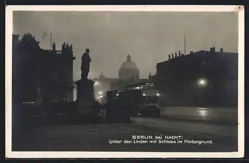 AK Berlin, Unter den Linden mit dem Schloss im Hintergrund, bei Nacht