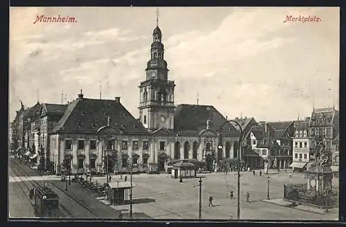 AK Mannheim, Strassenbahn am Marktplatz mit dem Rathaus