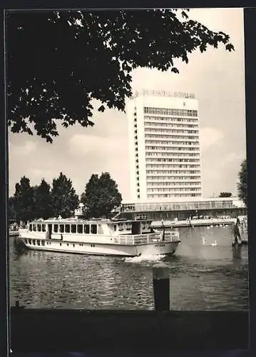 AK Potsdam, Uferpartie mit Blick auf das Interhotel