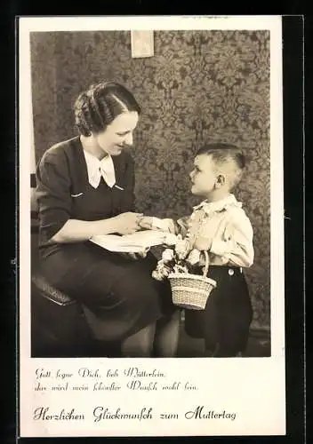 AK Kleiner Junge schenkt seiner Mutter am Muttertag Rosen