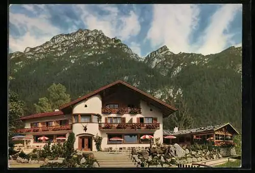 AK Garmisch, Gasthaus Almhütte mit Gebirgspanorama