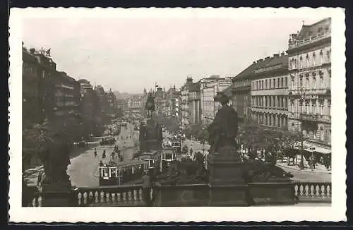 AK Prag, Wenzelsplatz mit Denkmal und Strassenbahn