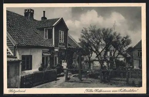 AK Helgoland, Villa Hoffmann von Fallersleben mit Kind